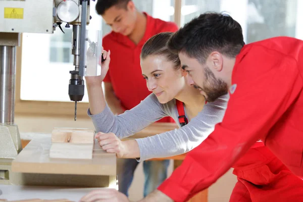 Wood fräsmaskin i aktion — Stockfoto