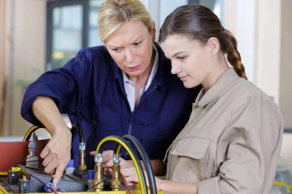 Vrouwelijke leerling aan het werk op het werk — Stockfoto