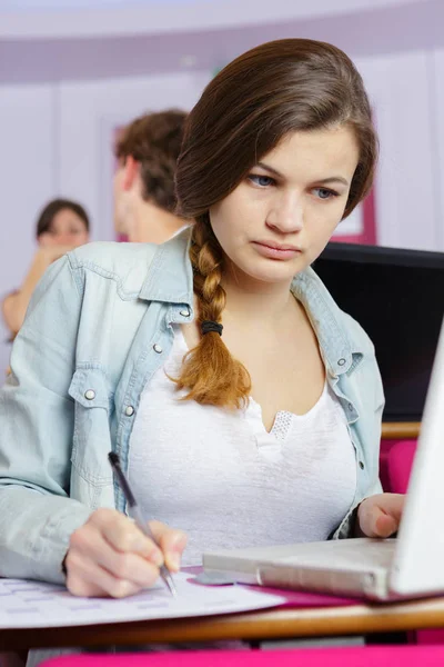 Öğrenci sınıfta dizüstü bilgisayar kullanıyor — Stok fotoğraf