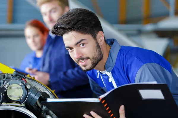 Porträtt av en mekaniker i ett garage — Stockfoto