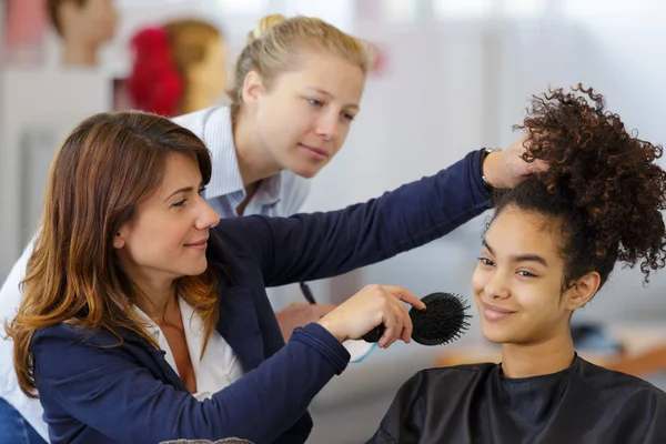 She is hair styling a customer — Stock Photo, Image