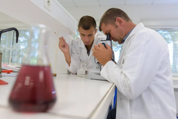Docenten en studenten wetenschappers in het lab — Stockfoto