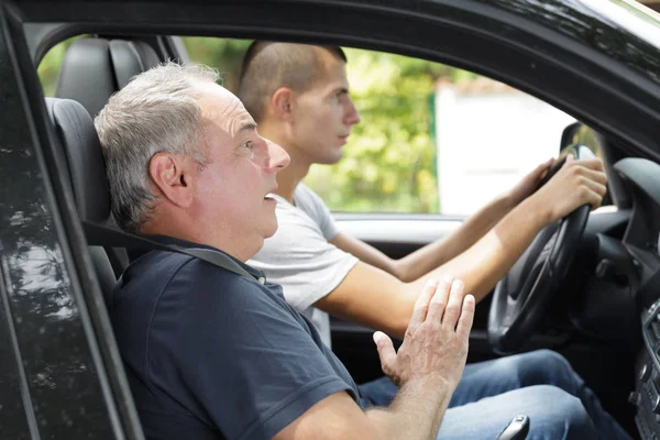 2 homens estão dirigindo um carro — Fotografia de Stock