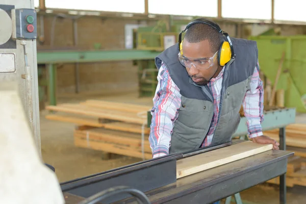 Un trabajador está cepillando madera — Foto de Stock