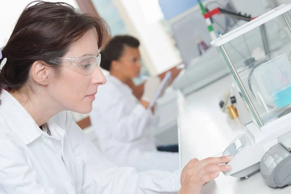 Beautiful female lab worker — ストック写真