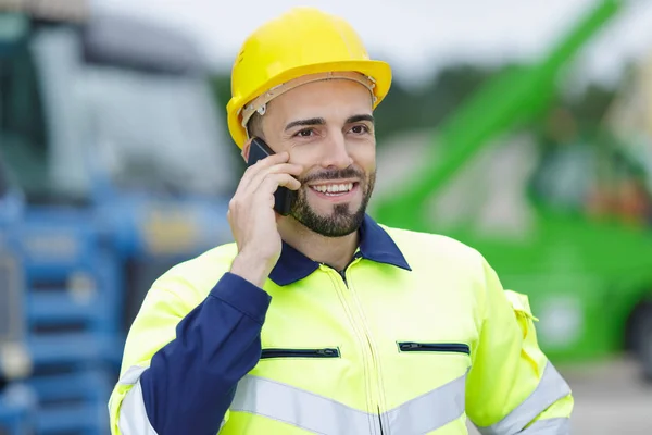 Travailleur de la construction avoir une conversation au téléphone — Photo