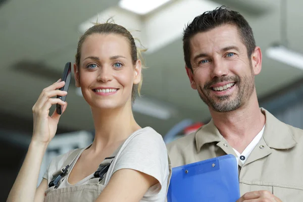 Portret van collega 's poseren en glimlachen — Stockfoto