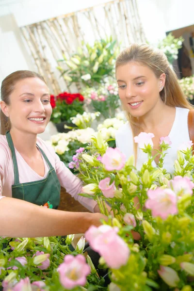 Un fioraio che fa una vendita — Foto Stock