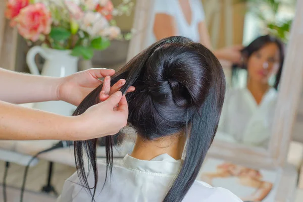 Frau lässt sich Haare machen — Stockfoto
