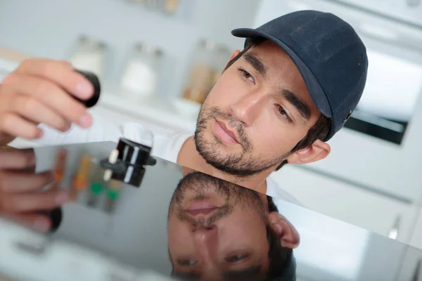 Young man installing kitchen hob — Stock Photo, Image