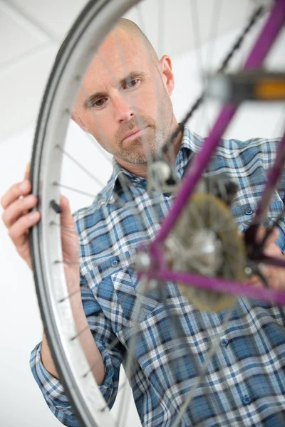 Reparar as rodas na bicicleta — Fotografia de Stock