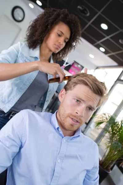 Mujer corte de cabellos masculinos cliente — Foto de Stock