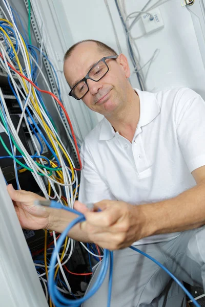 Mann im Netzwerk-Serverraum — Stockfoto