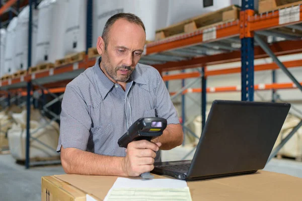 Pekerja memeriksa barang dengan barcode scanner — Stok Foto