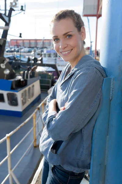 Výletní loď žena relaxační pohled z lodi z přístavu — Stock fotografie
