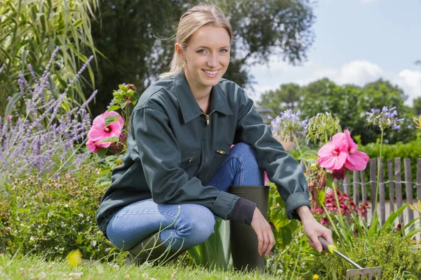 Kvinnlig trädgårdsmästare som arbetar på bakgården — Stockfoto