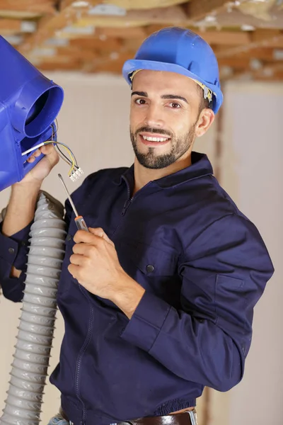 Portrait of man with holding conditioning unit — Stock Photo, Image