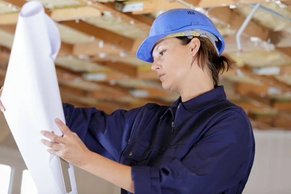 Vrouw doet reparaties in appartement — Stockfoto