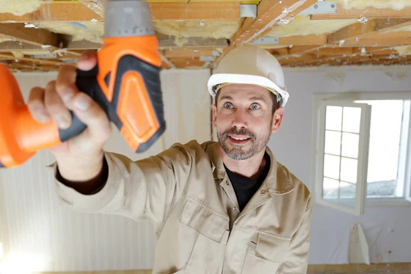 Uomo sta perforando il soffitto — Foto Stock