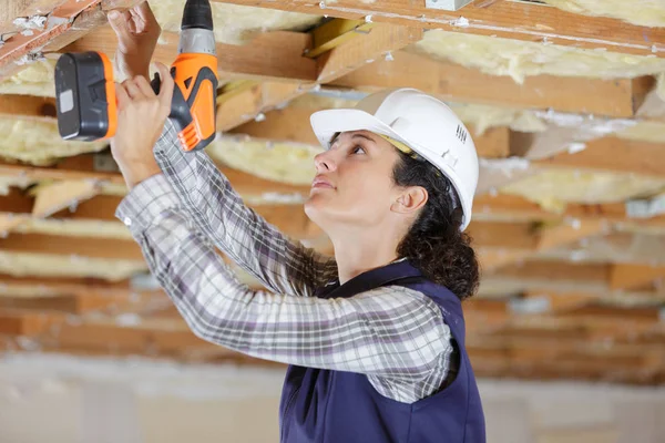 Una trabajadora está perforando una estructura —  Fotos de Stock