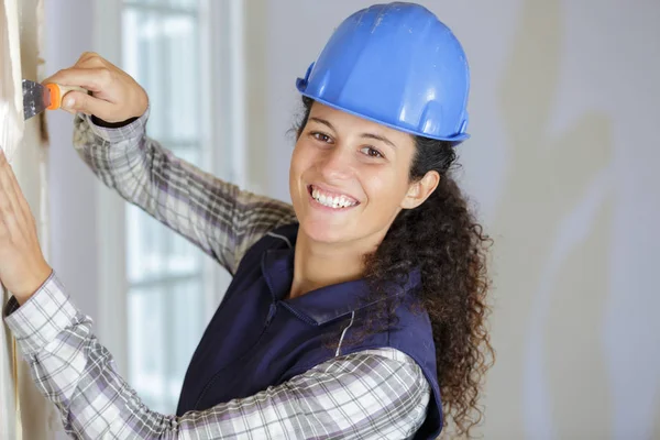 Felice costruttore donna e donna — Foto Stock