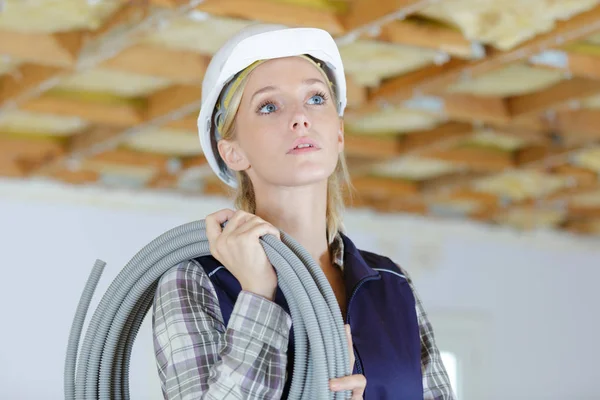 A femle builder with cables — 스톡 사진