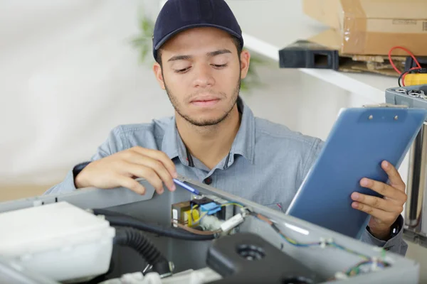 Un fontanero reparando lavadora — Foto de Stock