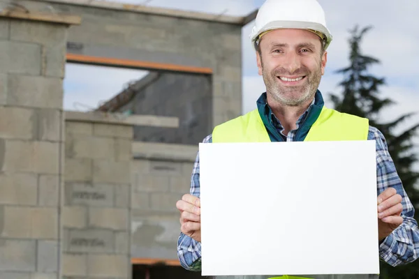 Capataz en un casco sosteniendo una pancarta vacía —  Fotos de Stock