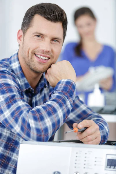 Glücklicher Arbeiter blickt in die Kamera — Stockfoto