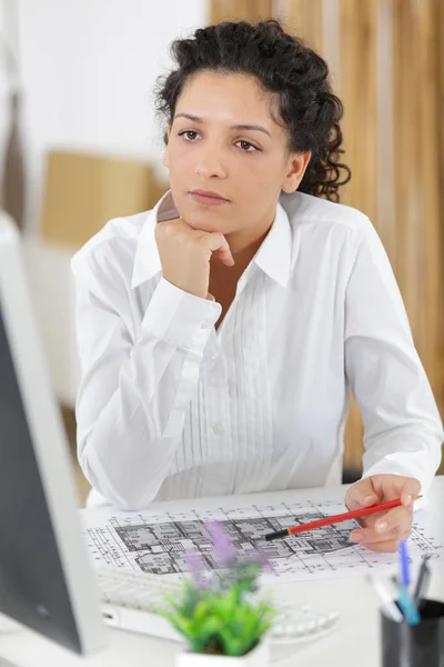 Hermosa joven arquitecta en el lugar de trabajo utilizando pc —  Fotos de Stock