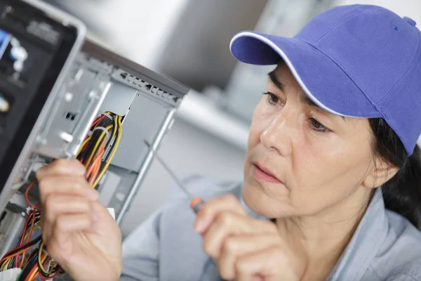 Een volwassen vrouw controleren computer — Stockfoto