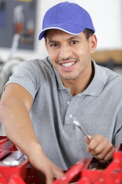 Technicien masculin avec une clé à molette à la main — Photo