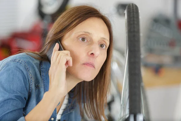 Pequeño propietario de negocio de bicicletas en el teléfono — Foto de Stock