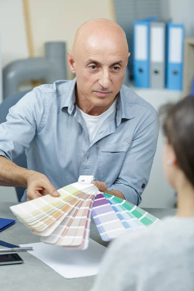 Femme choisir une couleur pour ses murs de la maison — Photo