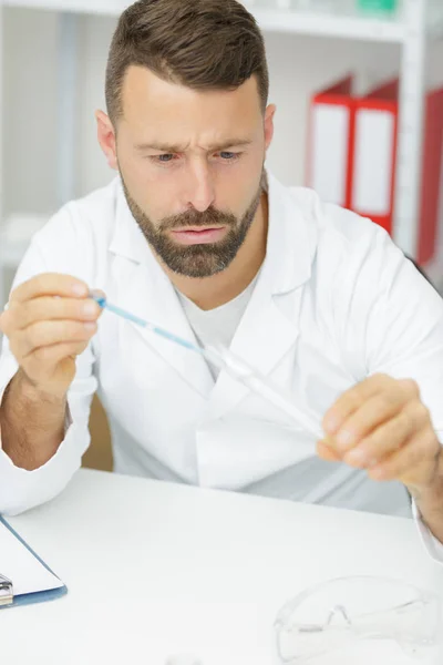 Cientista está fazendo pesquisa de laboratório químico — Fotografia de Stock