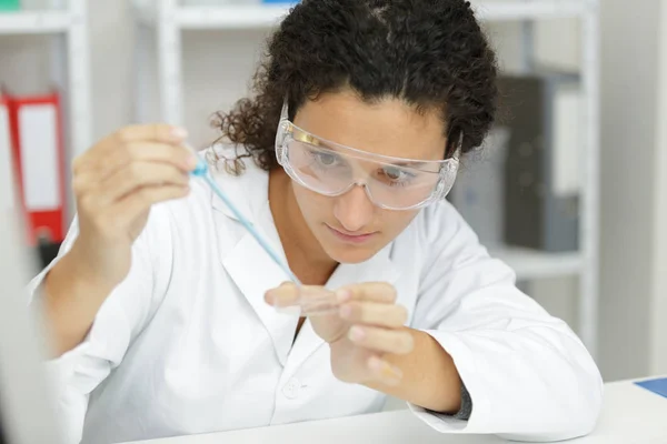 Uma mulher química segurando frasco — Fotografia de Stock