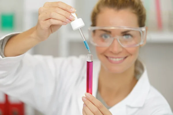 Giovane ragazza in laboratorio facendo esperimenti — Foto Stock