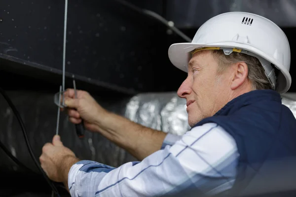 Électricien travaillant avec des câbles intérieurs — Photo