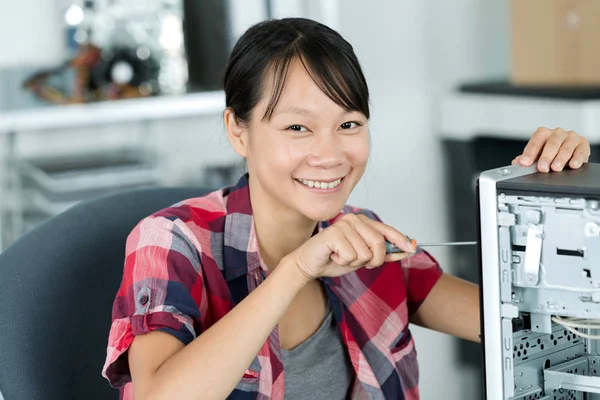 Vrouwelijke technicus die een computer repareert — Stockfoto