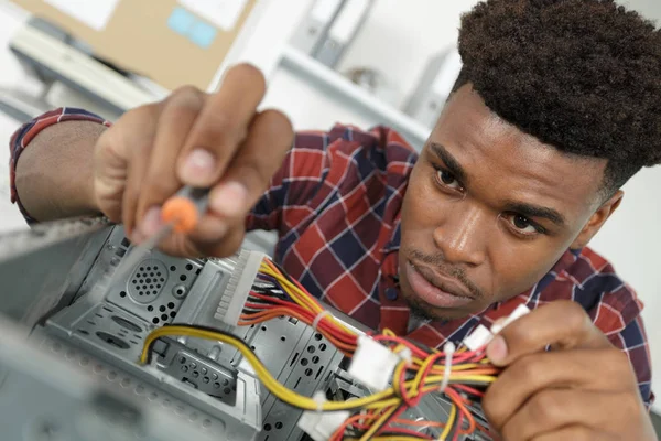 Un homme répare les fils pc — Photo