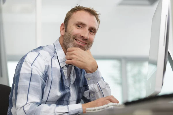 Drukke lachende man in het kantoor — Stockfoto