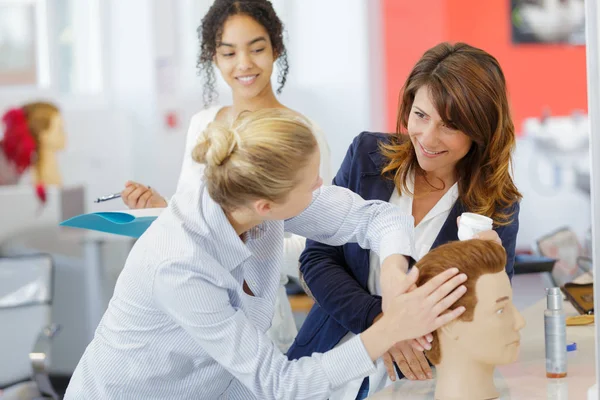 Três mulheres em curso de cabeleireiro — Fotografia de Stock