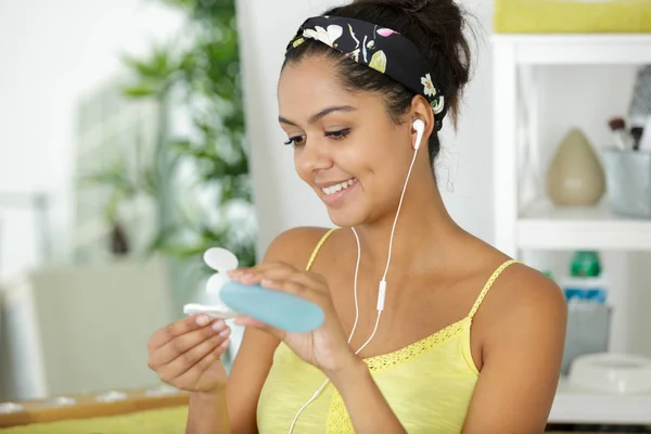 Young woman removes make up by cotton pad — 스톡 사진