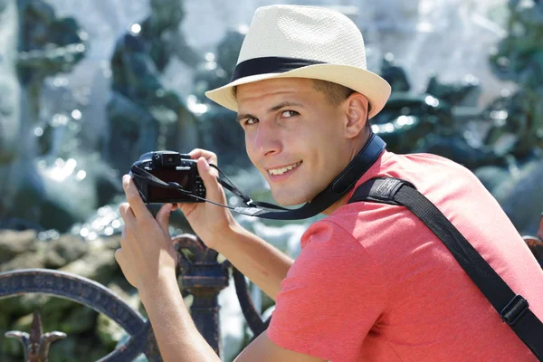 Jovem turista do sexo masculino tirar fotografia com câmera digital — Fotografia de Stock