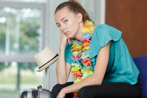 Donna triste lasciando con un grande bagaglio — Foto Stock