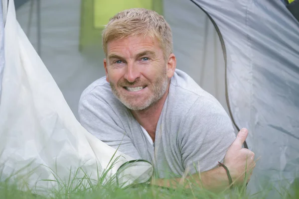 Retrato do homem na tenda — Fotografia de Stock