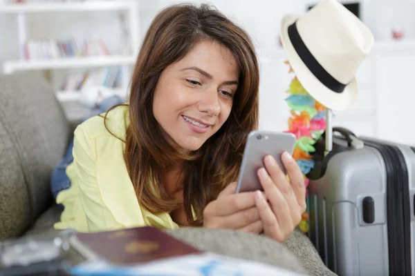 Woman buying plane ticket on phone — Stock Photo, Image
