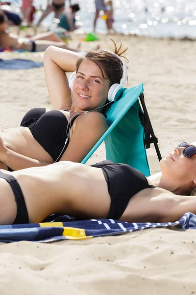 Donne che prendono il sole sulla spiaggia — Foto Stock