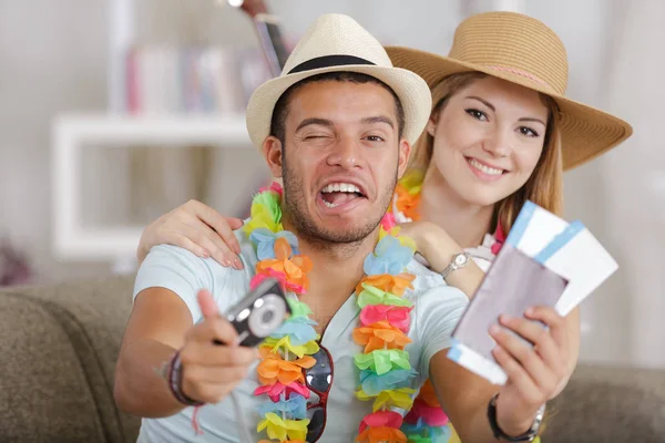 Joven hermosa alegre pareja tomando un selfie —  Fotos de Stock