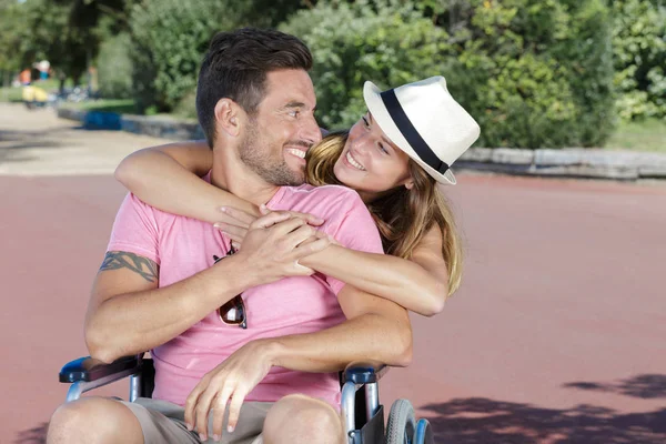 Homme avec femme en fauteuil roulant — Photo